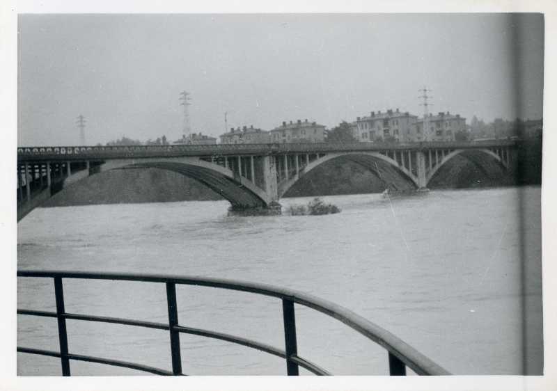 Fiume Isonzo in piena, Gorizia. Veduta del ponte IX Agosto ripreso dalla diga